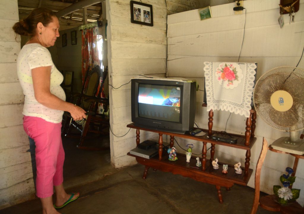 Disfrutar de la TV, a cualquier hora, ya es una realidad en las comunidades electrificadas con paneles solares.