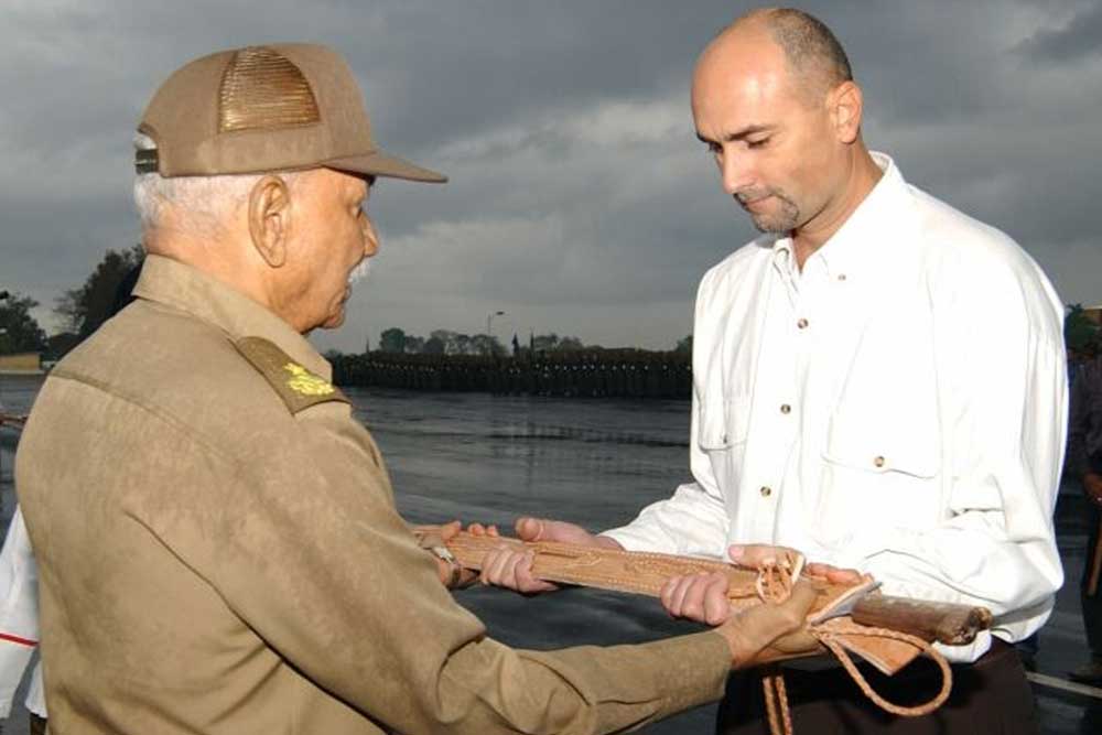 Durante sus funciones como director, al colectivo le fue entregada la réplica del machete del Generalísimo Máximo Gómez. Fuerzas Armadas Revolucionarias (FAR).
