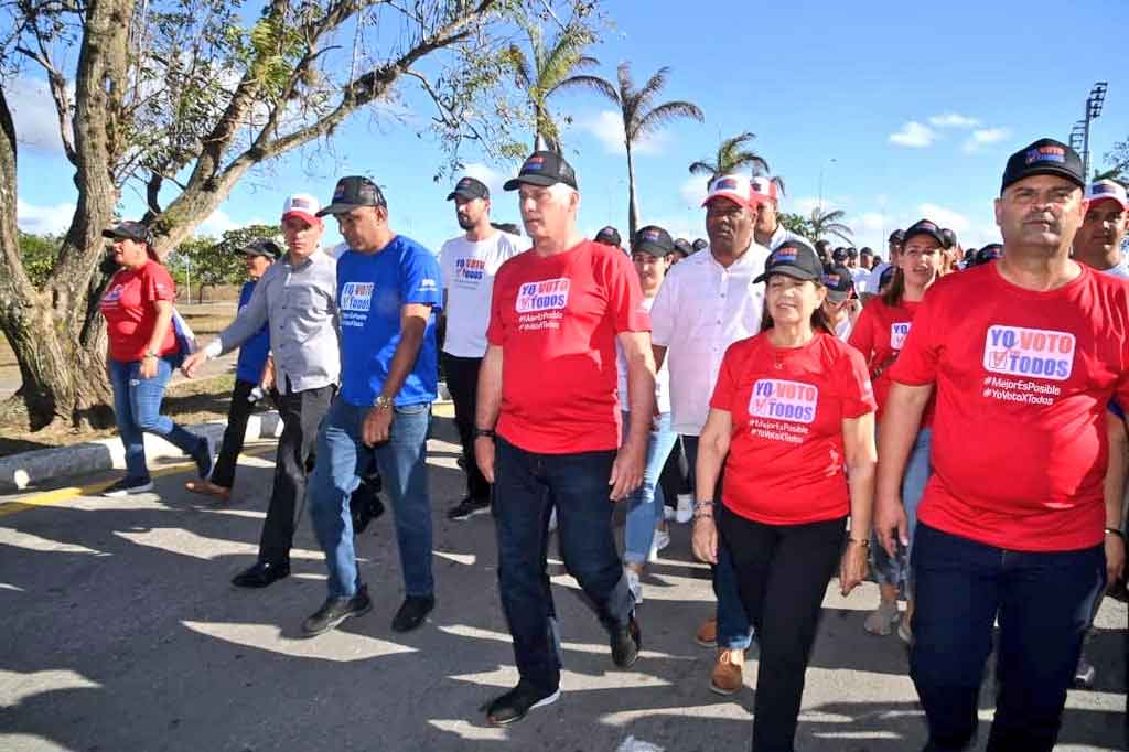 Junto a Díaz-Canel marcharon los restantes candidatos villaclareños a diputados al Parlamento nacional. (Foto: PL)
