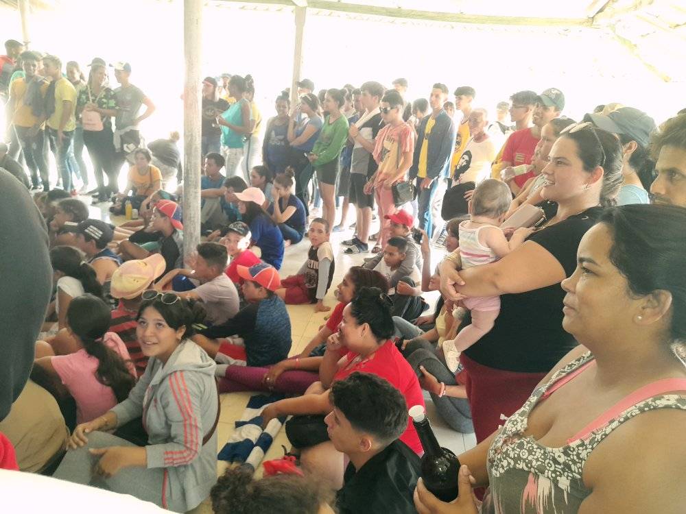 Junto a vecinos de Cristales, los estudiantes de la FEEM esperaron el aniversario del natalicio de Panchito. (Foto: Abrahan Sánchez)