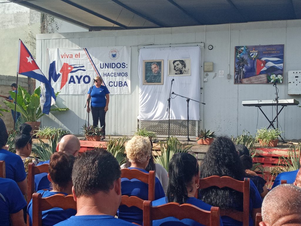 En Trinidad los trabajadores de los diferentes sindicatos se aalistan para el desfile por el Primero de Mayo.