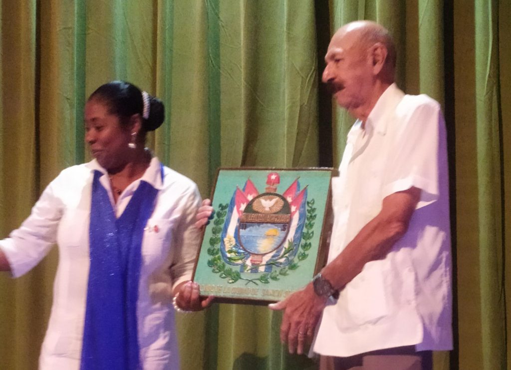 El periodista, historiador y fotógrafo Raúl García (Garal) recibió el Escudo de la Ciudad. (Foto: Odalys Cid)