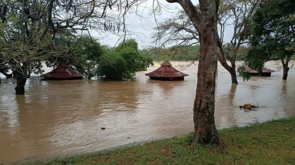 Inundación debido a crecida de Río Bayamo. (Foto: CMKX Radio Bayamo)