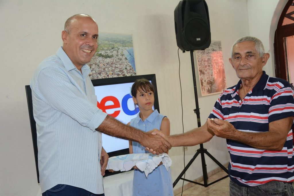 Luis Herrera (D), reportero de Escambray, estuvo entre quienes recibieron la Moneda 60 Aniversario de la Upec. 