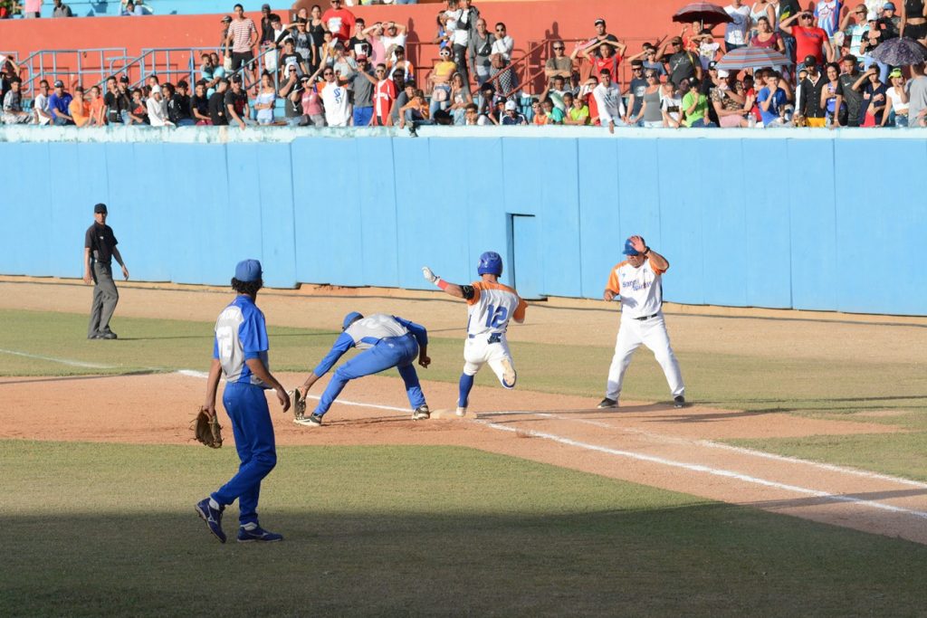 Cada equipo luchó por la victoria jugada a jugada.