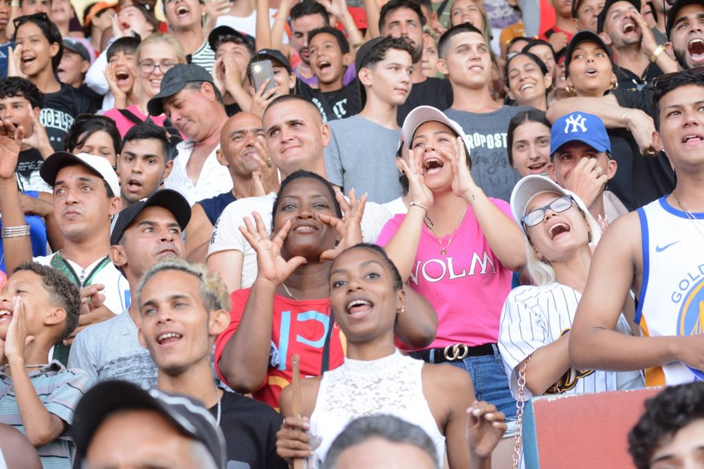 La afición desbordó el graderío y siempre apoyó a los suyos.