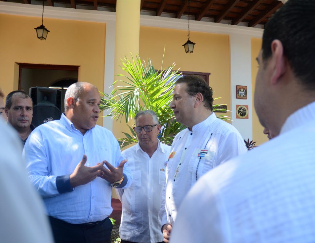 Maher El-Adawy (a la D, segundo plano), embajador de Egipto en Cuba, intercambia con Alexis Lorente Jiménez, Gobernador Provincial, durante la celebración del Día Nacional de esa nación africana en Sancti Spíritus.