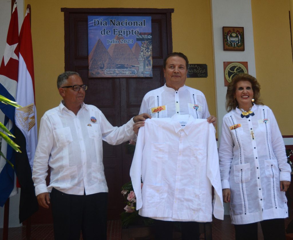 Maher El-Adawy (C), embajador de Egipto en Cuba, entrega una de sus guayaberas a la casa museo de esa prenda de vestir, durante la celebración del Día Nacional de esa nación africana en Sancti Spíritus.