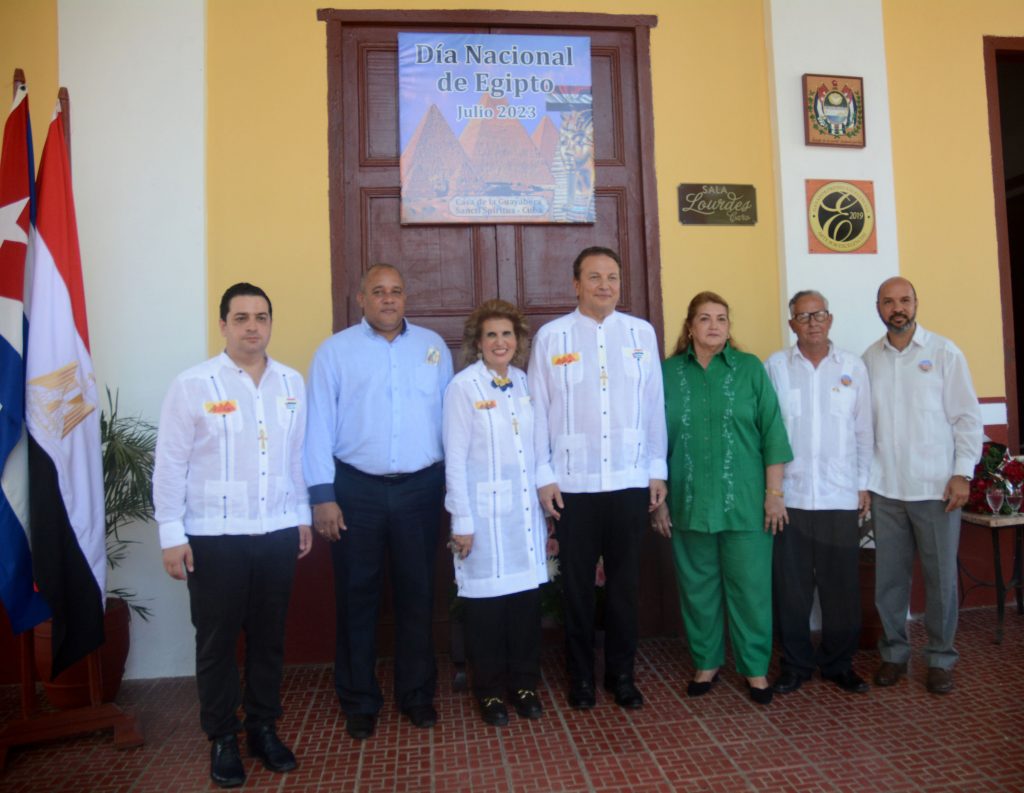 Maher El-Adawy (C), embajador de Egipto en Cuba, junto a autoridades del Partido y Gobierno provinciales y otras personalidades, durante la celebración del Día Nacional de esa nación africana en Sancti Spíritus.