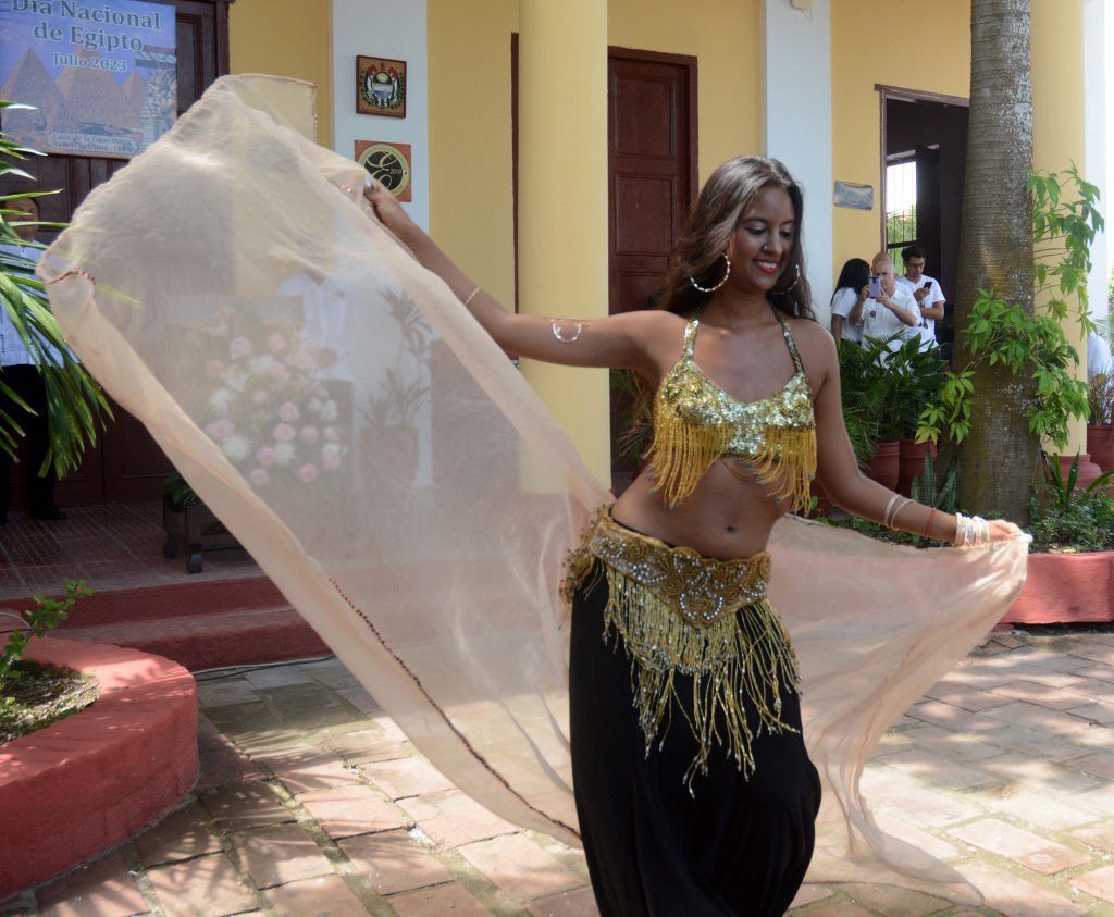 Bailes típicos egipcios durante la celebración del Día Nacional de esa nación africana en Sancti Spíritus.