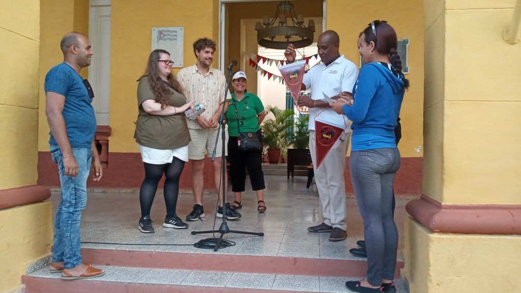 Uno de los jóvenes integrantes de la brigada entregó al secterario del Partido en el municipio, Denis Díaz, el distintivo de este grupo solidario.