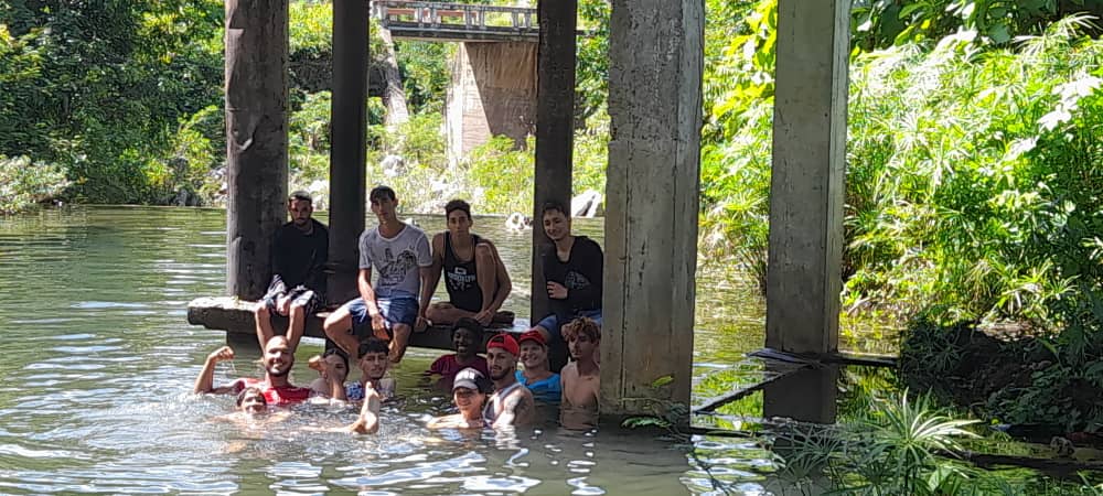 Durante la acampada, los estudiantes realizaron varias actividades recreativas como el baño en el río de El Cacahual.