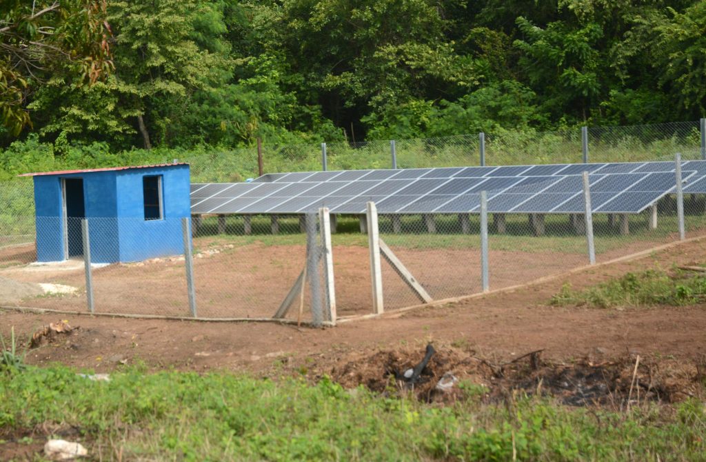 Vista de la nueva estación de bombeo con sus paneles solares.