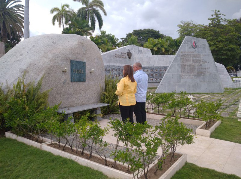 Al arribar a Santiago de Cuba, Cabello y sus acompañantes rindieron tributo a los padres de la nación en el cementerio patrimonial Santa Ifigenia.