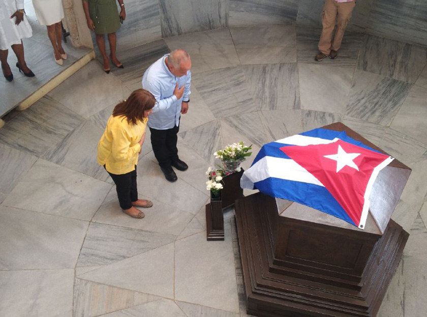 Cabello y sus acompañantes rindieron tributo al Héroe Nacional José Martí.
