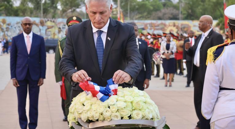 En la Plaza de los Héroes Díaz-Canel colocó una corona de flores como símbolo de homenaje.