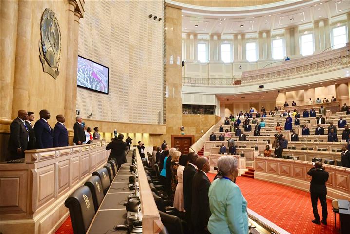 El Presidente cubano expresó que fue un honor dirigirse a los miembros del Parlamento.