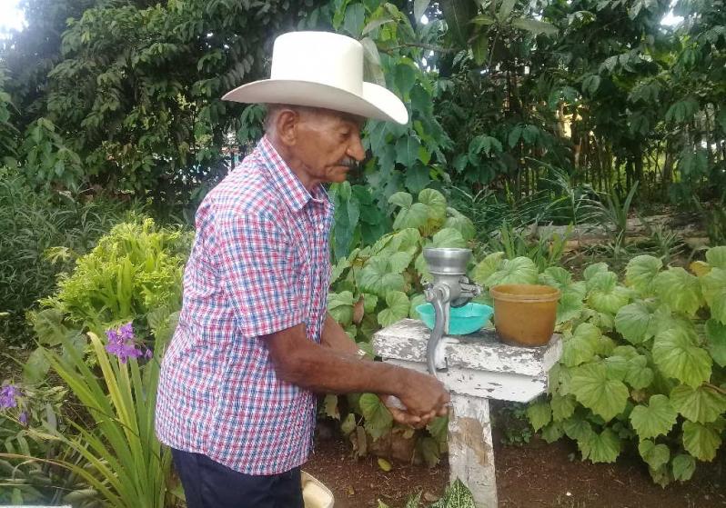 “Nadie se va de mi casa sin tomarse una tacita de café criollo”, dice con orgullo Abundio.