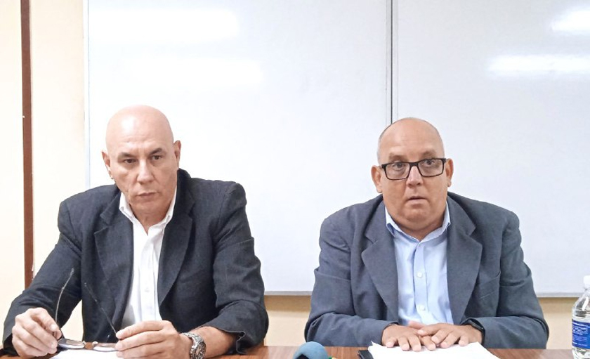 Alberto Quiñones, vicepresidente, y Julio Antonio Pérez, su director de Operaciones y Sistemas de Pago del Banco Central de Cuba. (Foto: ACN)