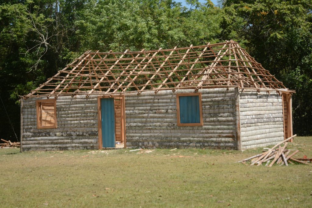 La vivienda de Tomasito, constituye uno de los elementos que conforman el campamento rebelde de Camilo en Juan Francisco.