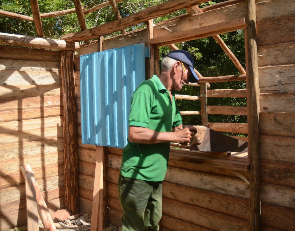 La estructura toda es de madera rolliza, paredes de tablas de palma y puertas y ventanas de cedro.