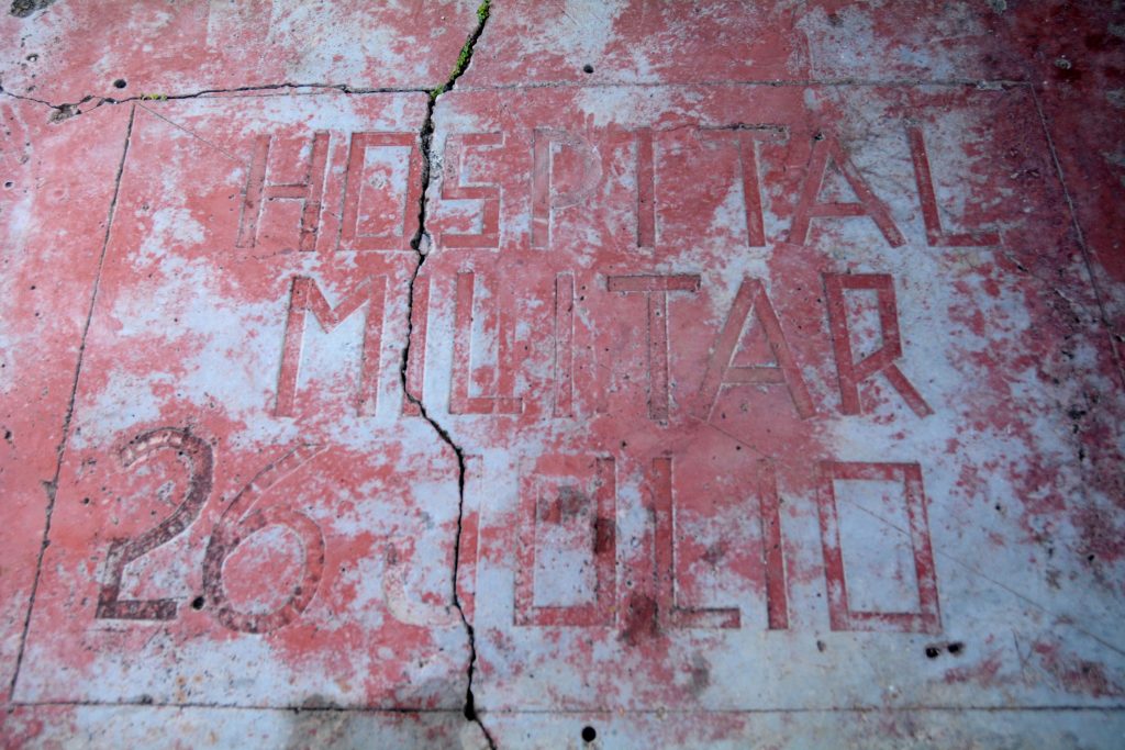 Detalles del piso del Hospital Militar, urgido de una restauración.
