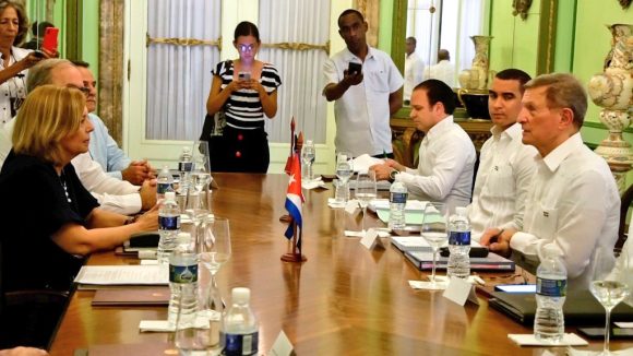 Josefina Vidal Ferreiro se reunió este lunes con el ministro de Relaciones Exteriores de la República Dominicana, Roberto Álvarez Gil. (Foto: Cubaminrex)