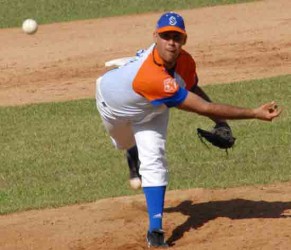 Ismel Jíménez, segundo pitcher con seis victorias en el torneo.