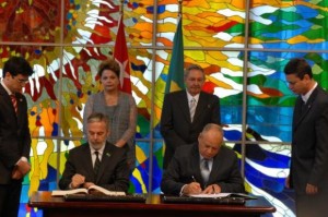 Raúl y Dilma durante la firma de acuerdos entre los dos países.