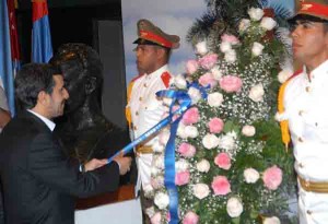 Ahmadinejad rinde homenaje a héroe nacional cubano.