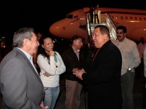 A su llegada, Chávez fue recibido por Raúl Castro.