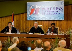 Fidel con intelectuales participantes en la feria del Libro.