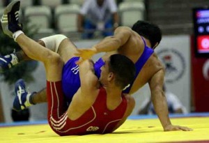 Duménigo (de rojo) ganó la división de los 55 kilos del estilo grecorromano .