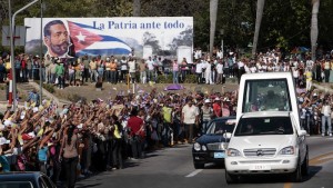 El papamovil en las calles de Santiago de Cuba. Foto: Ismael Francisco/ Cubadebate