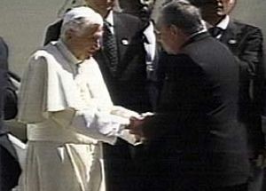 Benedicto XVI recibió los honores propios de su investidura, incluida una salva de 21 cañonazos.