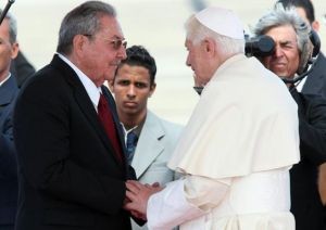 Encontrará un pueblo solidario e instruido, expresó Raúl durante la ceremonia de recibimiento a Benedicto XVI. (foto: Juventud Rebelde)