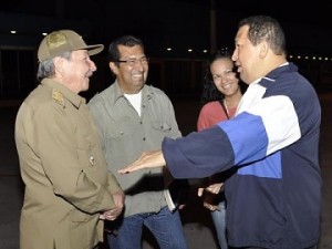 Raúl Castro despide al Presidente Chávez en aeropuerto hace un par de horas en La Habana (Foto: Cortesía de @IzarraDeVerdad)