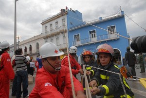 El rescate y salvamento de personas atrapadas por un incendio formó parte del entrenamiento. (Foto: Vicente Brito)