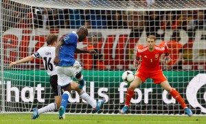 Con un doblete del atacante Mario Balotelli, Italia pasó a la final.