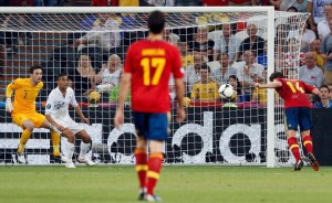 Xavi Alonso celebró con dos tantos su arribo a 100 partidos con la selección ibérica.