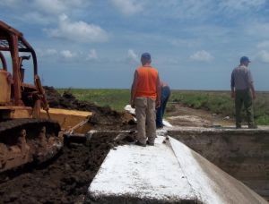 Trabajadores de la arrocera acometen la reparación de obras de fábrica destrozadas