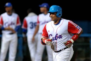 Cepeda disparó cuadrangular de dos carreras en el primer juego ante EE.UU. (Foto Marcelino VAZQUEZ/ AIN)