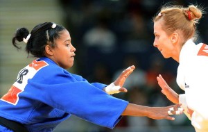 La descalificación de la yayabera dió el triunfo a la rumana Alina Dumitru, titular olímpica en Beijing 2008.