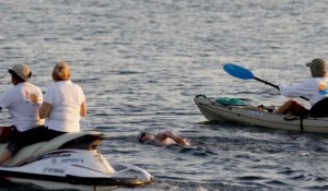 Tras 40 horas de nado, Penny Palfrey habia cumplido más de 161 kilómetros del recorrido.