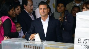 Peña Nieto en el momento de ejercer el voto.