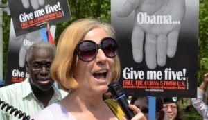 : Cindy Sheehan frente a la Casa Blanca en abril pasado. (Foto: Bill Hackwell)