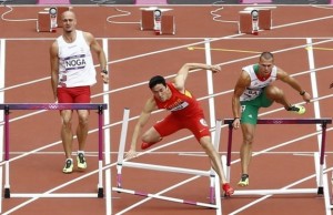 Liu Xiang cayó luego de chocar con la primera valla.