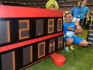 Aries Merritt posa con el reloj tras romper el récord mundial de los 110 metros con vallas.