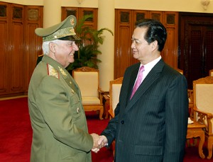 El primer ministro vietnamita, Nguyen Tan Dung, recibe al general de Cuerpo de Ejército Joaquín Quintas Solá.