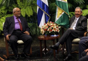 Recibe Raúl Castro, presidente cubano a su homologo de Guyana, Donald Rabindranauth Ramotar. Foto Ismael Francisco/Cubadebate.